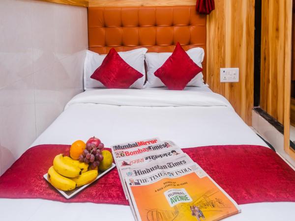 Aman Hotel near CST : photo 4 de la chambre five bed ac