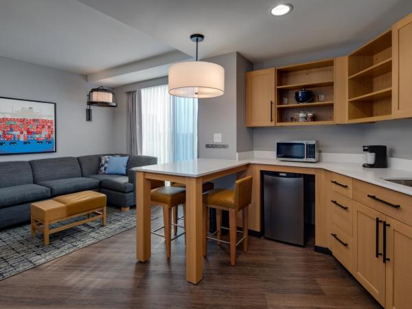 Hyatt Place Boston/Seaport District : photo 5 de la chambre suite 1 chambre lit king-size avec canapé-lit