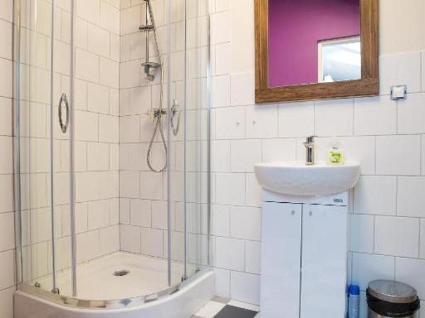 Moon Hostel Poznań : photo 7 de la chambre chambre double avec salle de bains privative