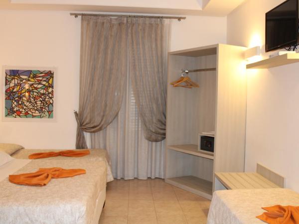 Artemisia Palace Hotel : photo 1 de la chambre chambre quadruple avec balcon 