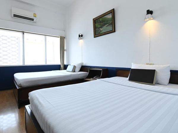 The Krungkasem Srikrung Hotel : photo 10 de la chambre chambre lits jumeaux avec douche 