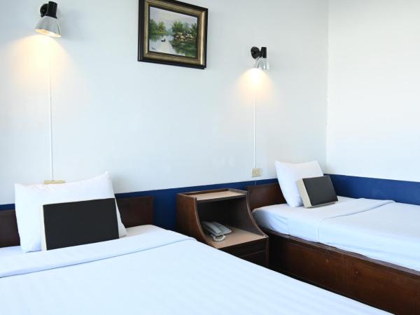 The Krungkasem Srikrung Hotel : photo 5 de la chambre chambre lits jumeaux avec douche 