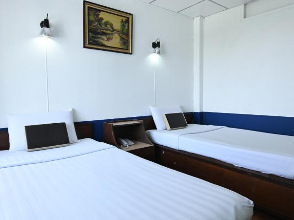 The Krungkasem Srikrung Hotel : photo 3 de la chambre chambre lits jumeaux avec baignoire