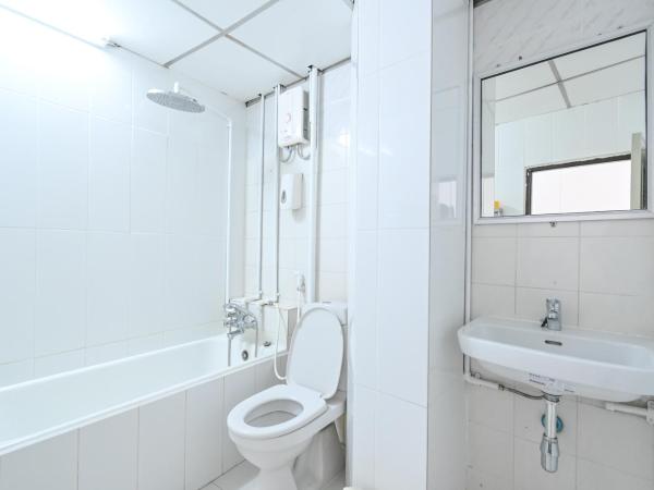 The Krungkasem Srikrung Hotel : photo 7 de la chambre chambre lits jumeaux avec baignoire