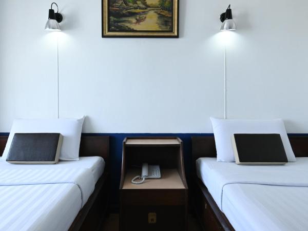 The Krungkasem Srikrung Hotel : photo 1 de la chambre chambre lits jumeaux avec baignoire