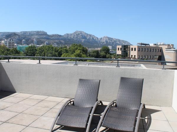 Residence Services Calypso Calanques Plage : photo 1 de la chambre appartement avec vue sur la montagne