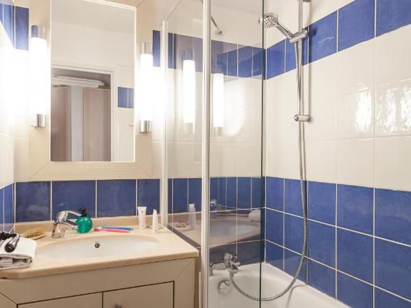 Résidence Pierre & Vacances La Pinède : photo 5 de la chambre studio avec coin nuit dans alcôve et terrasse ou balcon (4 personnes) - vue sur jardin