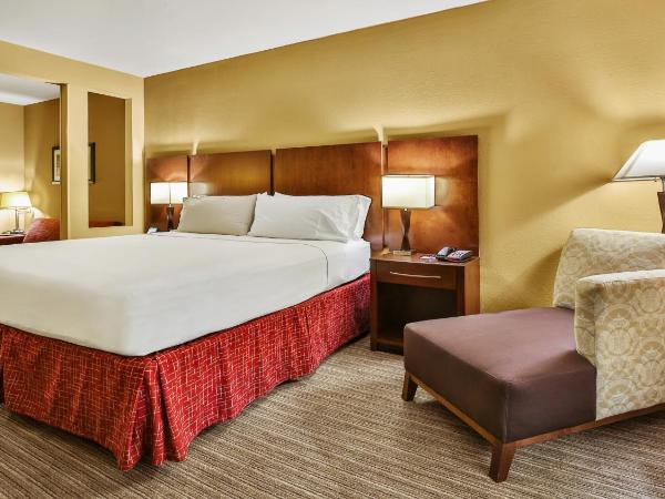 Holiday Inn Express & Suites Houston South - Near Pearland, an IHG Hotel : photo 2 de la chambre suite lit king-size avec canapé-lit