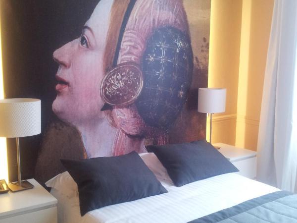 Hôtel Cecyl Reims Centre : photo 9 de la chambre chambre double avec petit-déjeuner, demi-bouteille de champagne et visite d'un prestigieux producteur de champagne (pour 2 personnes)