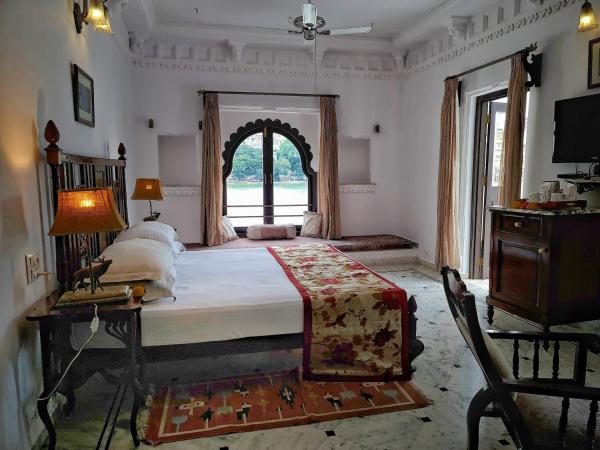 Amet Haveli - A Heritage Hotel Udaipur : photo 9 de la chambre suite avec vue sur lac