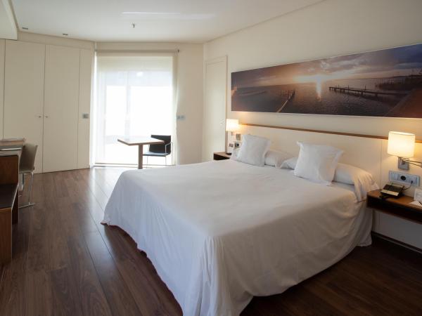 Primus Valencia : photo 4 de la chambre chambre lit queen-size - vue sur piscine