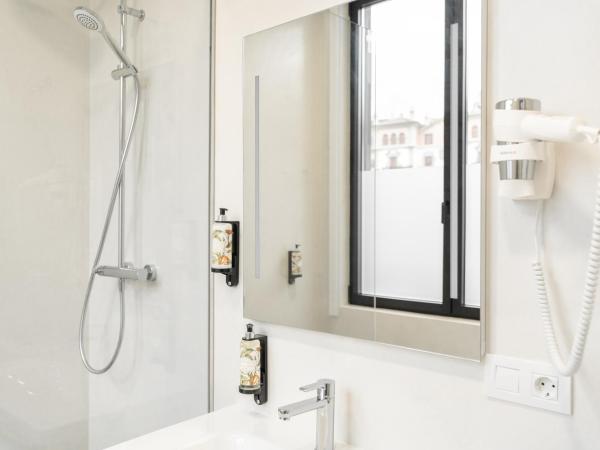 Bidaia Boutique Hotel : photo 6 de la chambre chambre lit king-size avec balcon - vue sur jardin