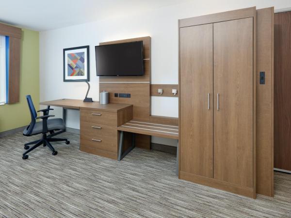 Holiday Inn Express & Suites San Antonio NW near SeaWorld, an IHG Hotel : photo 8 de la chambre chambre standard avec 2 lits queen-size