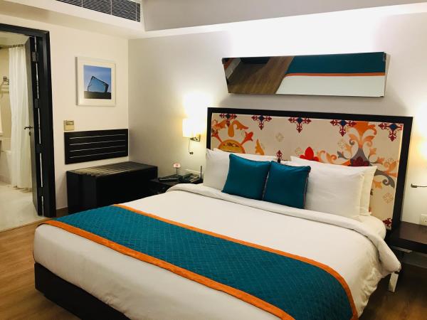 Golden Tulip Gurgaon Sector 29 : photo 10 de la chambre junior suite 1 king bed with one way airport transfer