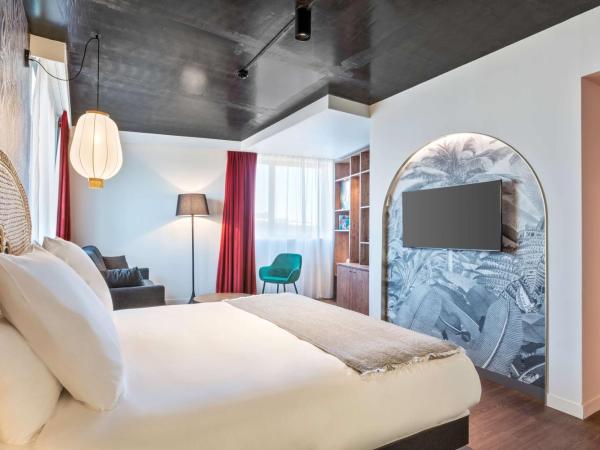 Aiden by Best Western Lorient Centre : photo 2 de la chambre chambre familiale lit queen-size avec canapé-lit