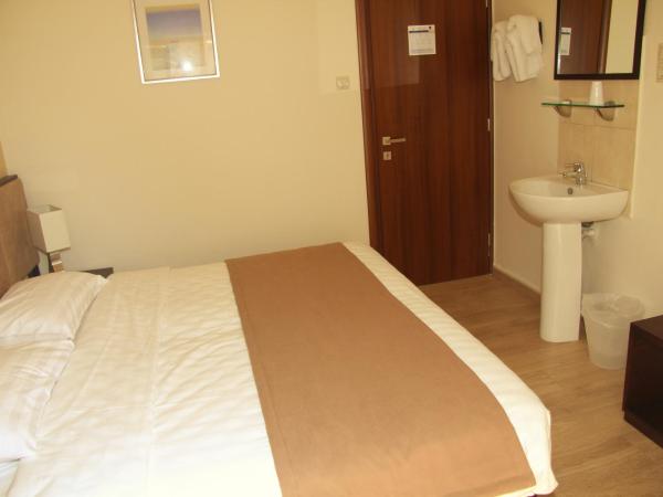 Rea Hotel : photo 4 de la chambre chambre double ou lits jumeaux avec salle de bains commune