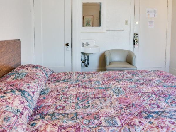 Aida Plaza Hotel : photo 5 de la chambre chambre double avec 2 lits doubles et salle de bains commune