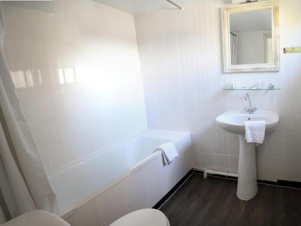 Logis Hôtel Louise de Savoie : photo 4 de la chambre chambre triple avec baignoire – 2 lits