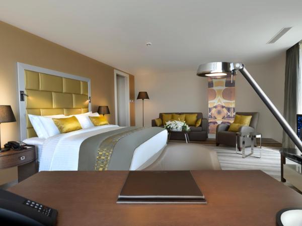 Wyndham Grand Istanbul Europe : photo 1 de la chambre suite avec 1 lit queen-size - fumeurs