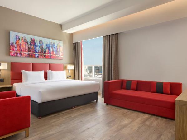 Ramada Encore by Wyndham Muscat Al-Ghubra : photo 3 de la chambre suite premium lit king-size