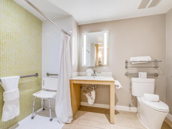 The Landon Bay Harbor-Miami Beach : photo 3 de la chambre chambre lit king-size pour personnes à mobilité réduite avec baignoire accessible en fauteuil roulant - non-fumeurs