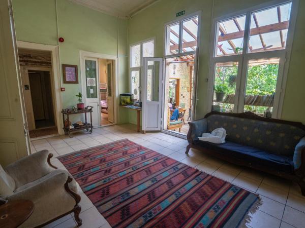 Lotus Garden Hostel Izmir : photo 8 de la chambre chambre double avec lit d'appoint