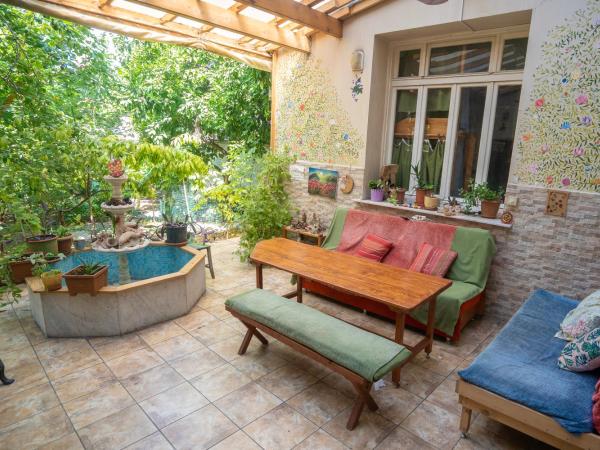 Lotus Garden Hostel Izmir : photo 9 de la chambre chambre double avec lit d'appoint