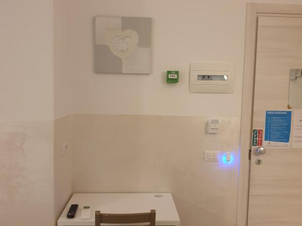 Bergamo City - Self Check-in : photo 6 de la chambre chambre double avec salle de bains commune