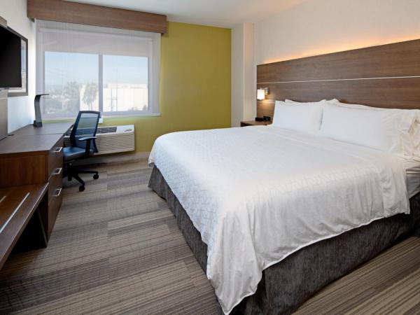 Holiday Inn Express Los Angeles LAX Airport, an IHG Hotel : photo 4 de la chambre chambre lit king-size standard avec baignoire accessible aux personnes à mobilité réduite