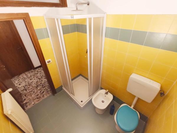 Ostello S. Fosca - CPU Venice Hostels : photo 7 de la chambre chambre lits jumeaux avec salle de bains commune