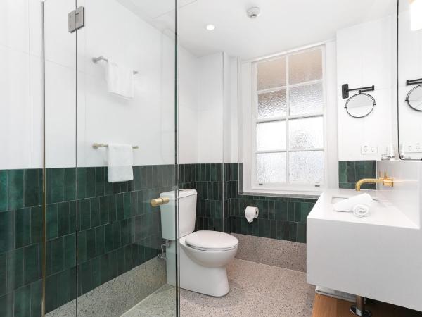 Coogee Bay Hotel : photo 1 de la chambre chambre lit king-size - vue sur jardin