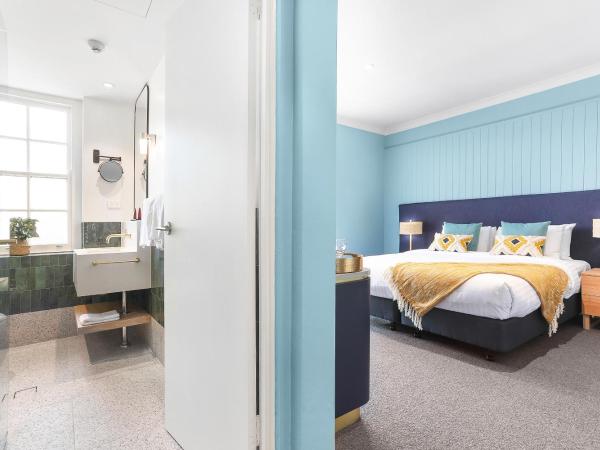 Coogee Bay Hotel : photo 2 de la chambre chambre lit king-size - vue sur jardin