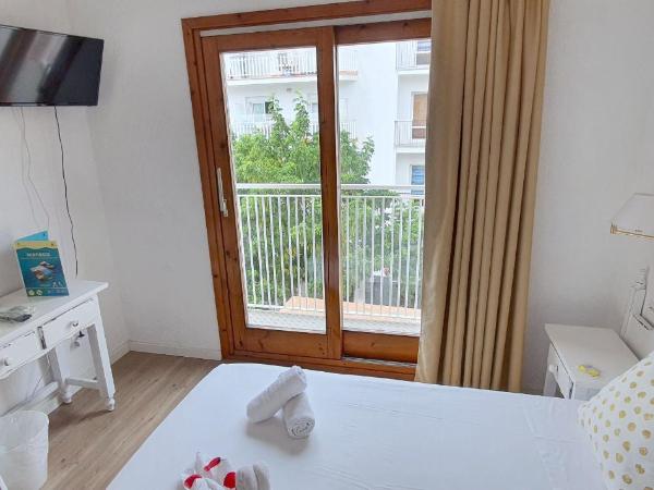 Hotel Mireia : photo 2 de la chambre chambre double ou lits jumeaux avec balcon