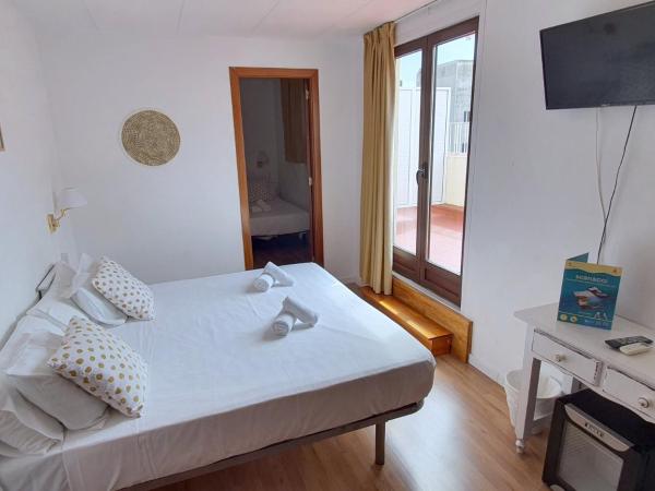 Hotel Mireia : photo 1 de la chambre chambre familiale avec terrasse 