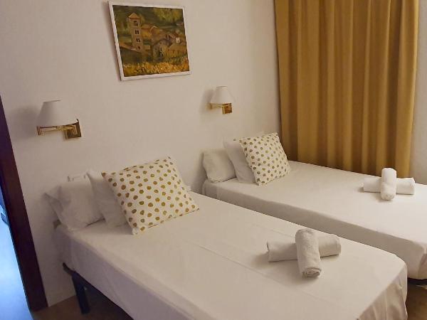 Hotel Mireia : photo 4 de la chambre chambre familiale avec balcon