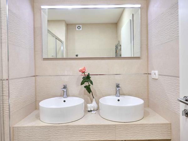 Best location Rooms : photo 8 de la chambre chambre double avec salle de bains privative