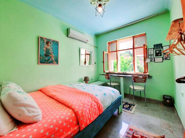 hostel vague : photo 4 de la chambre chambre double avec salle de bains commune