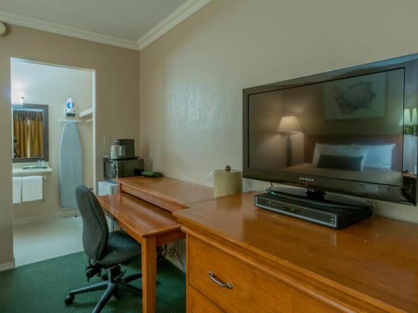 Howard Johnson by Wyndham Downtown Kamloops : photo 7 de la chambre chambre 2 lits queen-size - non-fumeurs