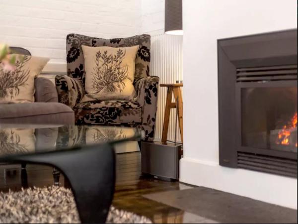 Old Bishop's Quarters Heritage, Modern & Unique Accommodation : photo 3 de la chambre two-bedroom apartment with courtyard - school house