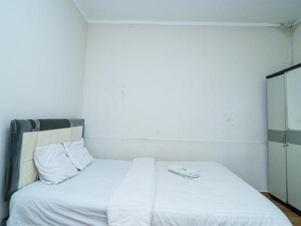 77 Guest House Serpong Mitra RedDoorz : photo 3 de la chambre chambre double standard