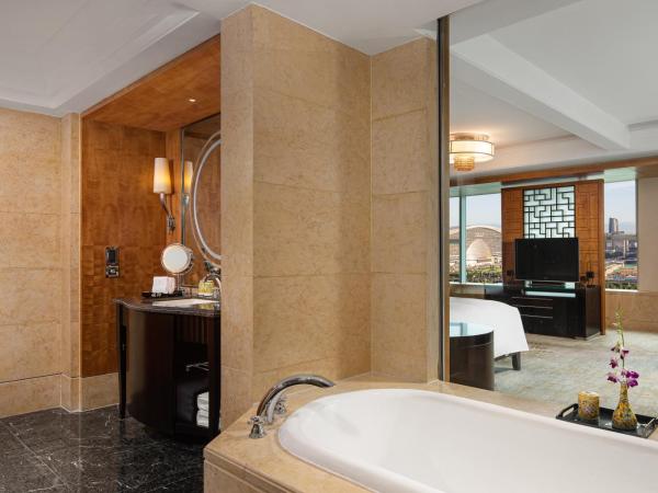 InterContinental Century City Chengdu, an IHG Hotel : photo 2 de la chambre suite junior lit king-size - accès au salon