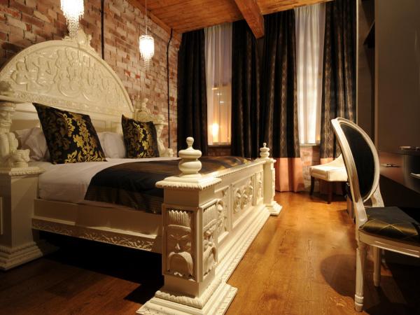 Velvet Hotel : photo 8 de la chambre chambre lit king-size - forfait fête (bruit potentiel du bar)