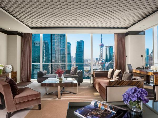 Regent Shanghai Pudong - Complimentary first round minibar per stay - including a bottle of wine - enjoy the internet without any pressure : photo 3 de la chambre 1 of bedroom suite pearl view