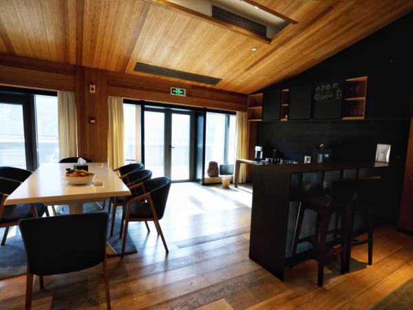 The Nook Hotel Hangzhou - A design hotel, Near subway : photo 8 de la chambre executive terrace garden suite - two bedroom -free minibar and free daily afternoon tea