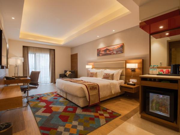 Ramada Encore by Wyndham Kathmandu Thamel : photo 5 de la chambre deluxe king room,with balcony and city view - non smoking (10% off on food and soft beverages)