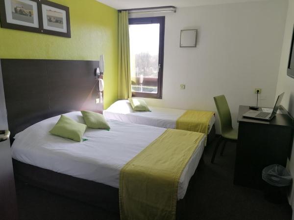 Enzo Hotels Vierzon by Kyriad Direct : photo 1 de la chambre chambre triple avec 1 lit double et 1 lit simple