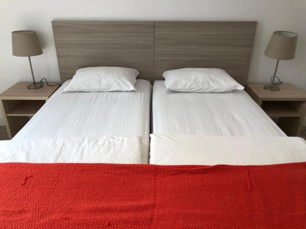 Be Lisbon Hostel Intendente : photo 5 de la chambre chambre lits jumeaux avec salle de bains privative