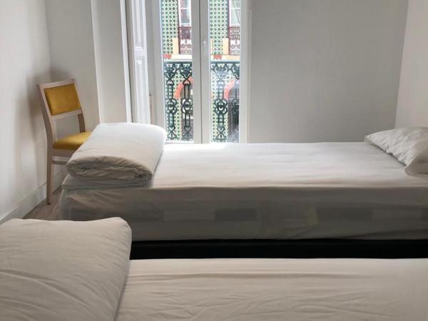 Be Lisbon Hostel Intendente : photo 8 de la chambre chambre lits jumeaux avec salle de bains privative