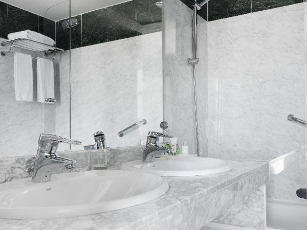 NH Valencia Las Artes : photo 7 de la chambre chambre familiale communicante (3 adultes + 1 enfant)