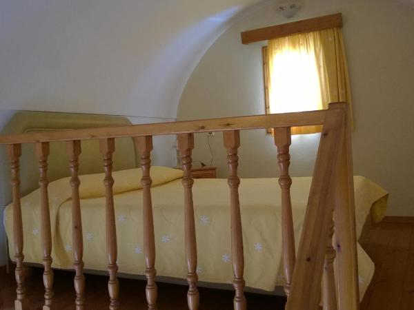 Anemomilos Suites : photo 1 de la chambre maisonnette avec baignoire